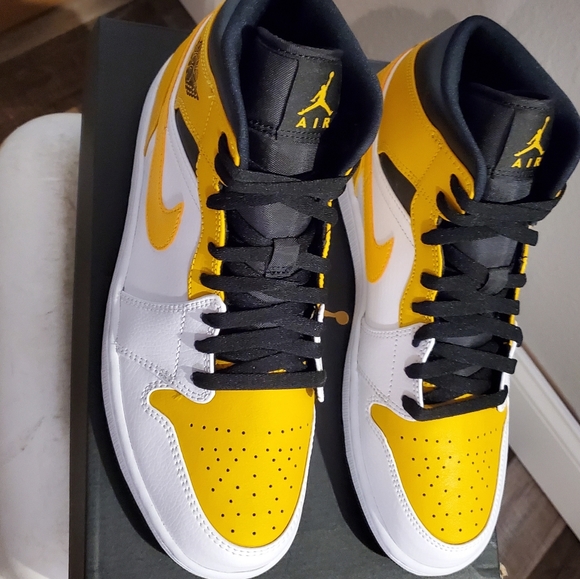 Air Jordan 1 Mid - Picture 2 of 5